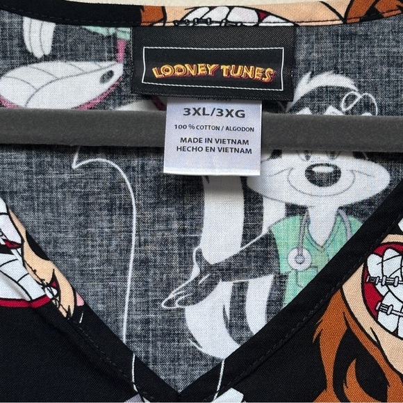 Looney Tunes Cartoon Characters Black Scrub Top Size 3XL - Picture 4 of 10
